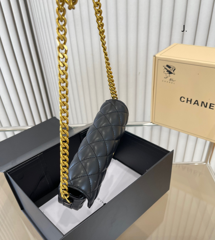 ビッグなCCが可愛い☆CHANEL フォンケース ラムスキン ブラック